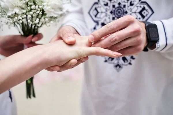 Закрыть Фотографию Рук Жениха Невесты Надевающих Обручальное Кольцо Официальной Церемонии — стоковое фото