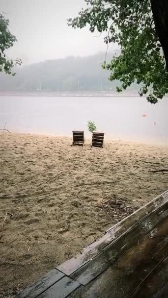 Summer Rain Two Seats River Beach Metaphorical Scene Couple — Vídeo de Stock