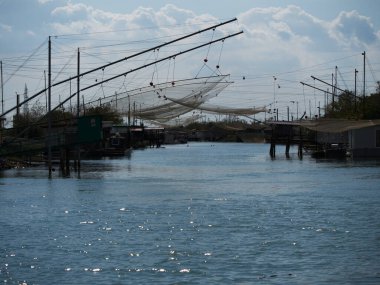 Güzel bir yerde yürüyorum. Valli di Comacchio