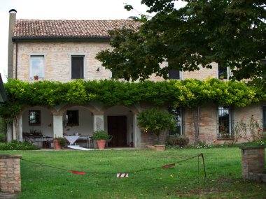 Güzel bir yerde yürüyorum. Valli di Comacchio