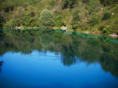 Cornino Gölü 'nde kristal berrak su Forgaria nel Friuli Udine - İtalya