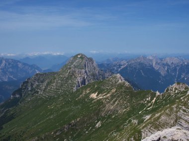 Montasio 'dan Terrarossa Dağı' nın tepesinde yürüyüş.
