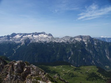 Montasio 'dan Terrarossa Dağı' nın tepesinde yürüyüş.