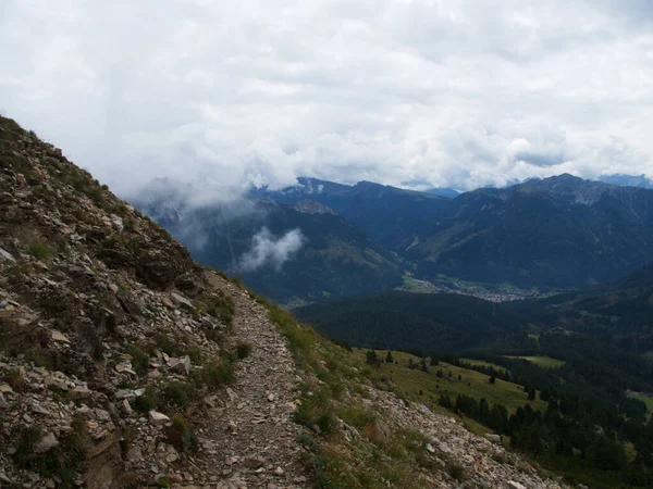 Прогулка Val Faba Trentino Alto Adige Faby — стоковое фото