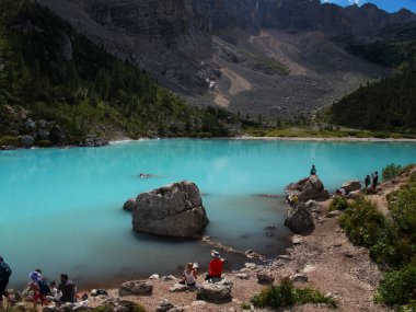 hiking on the sorapis lake