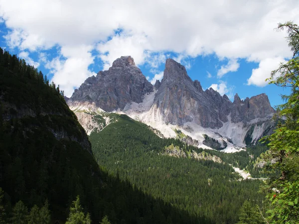 hiking on the sorapis lake