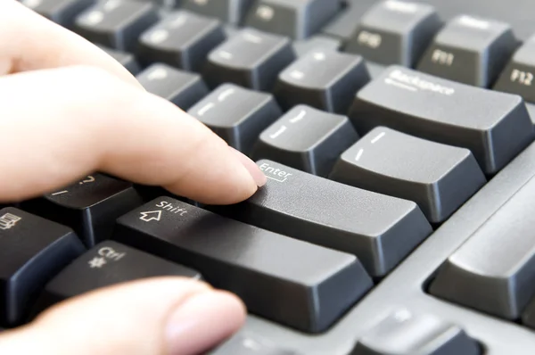 Prsty na klávesnici — Stock fotografie