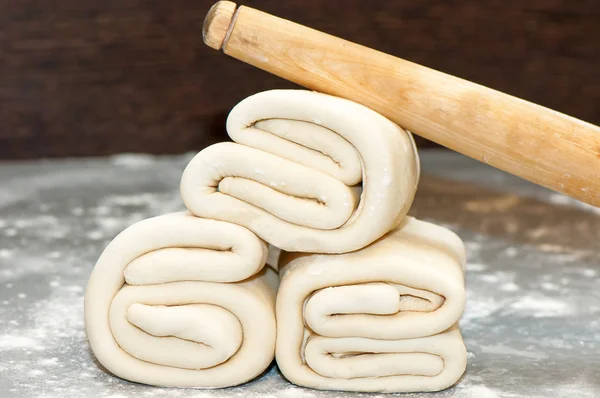 Pâte avec rouleau à pâtisserie — Photo