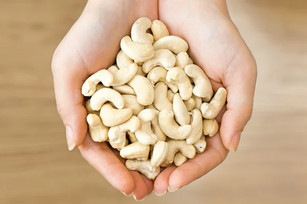 Cashewnüsse in Frauenhänden — Stockfoto