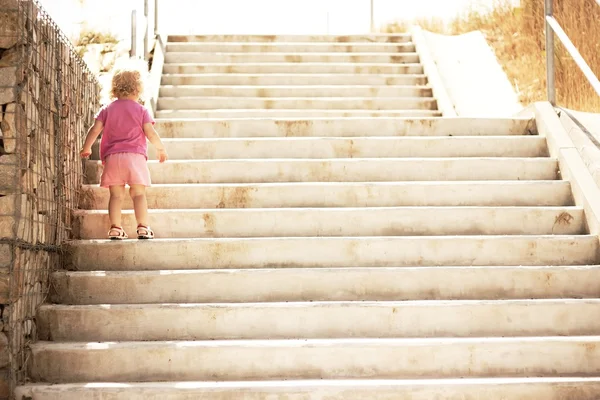 siyah-beyaz adımlar üzerinde çocuk portresi