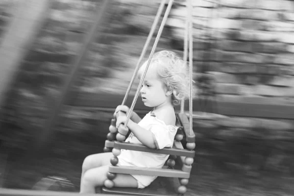 İki-yıl-yaşlı salıncak üzerinde