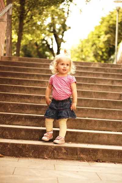 Portrait of a child on the steps — Stock Photo, Image