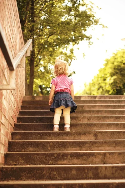 Portrait of a child on the steps — Stock Photo, Image