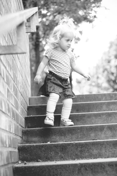 Portrait of a child on the steps of black-and-white — Stock Photo, Image