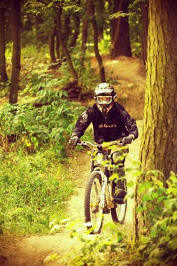 mountain bike iniş tarzı kişini