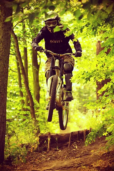 Homem montando uma bicicleta de montanha estilo downhill — Fotografia de Stock