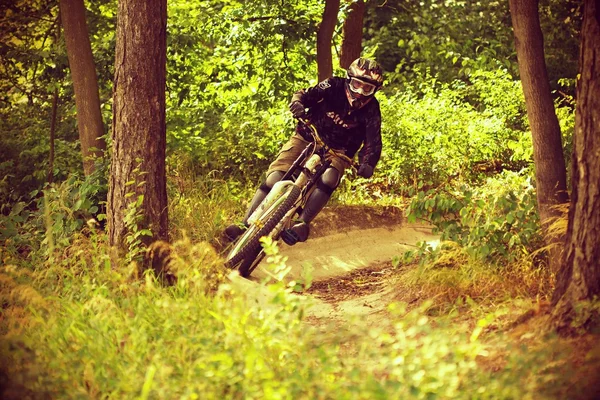 Homem montando uma bicicleta de montanha estilo downhill — Fotografia de Stock