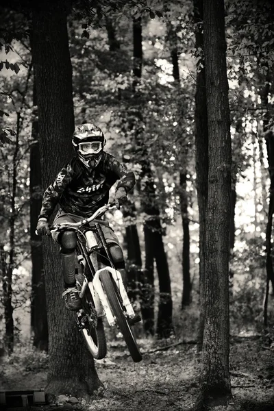 Uomo in sella a una mountain bike in stile downhill — Foto Stock