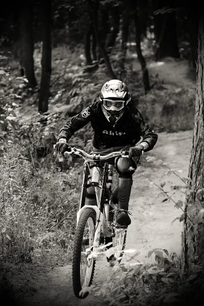 Hombre montando una bicicleta de montaña cuesta abajo estilo — Foto de Stock