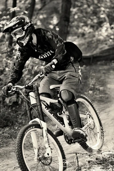 Homem montando uma bicicleta de montanha estilo downhill — Fotografia de Stock