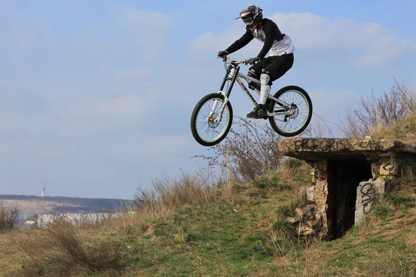 Hombre montando una bicicleta de montaña cuesta abajo estilo —  Fotos de Stock