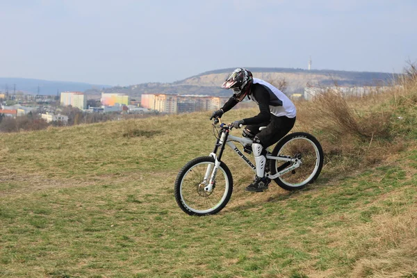 Hombre montando una bicicleta de montaña cuesta abajo estilo — Foto de Stock