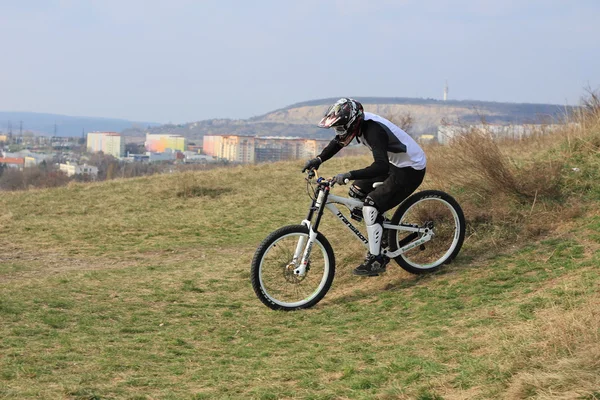 Man riding a mountain bike downhill style — Stock Photo, Image