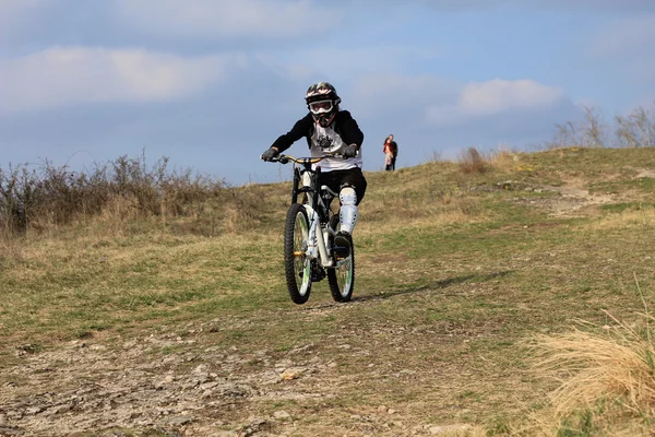 Homme sur un vélo de montagne style descente — Photo