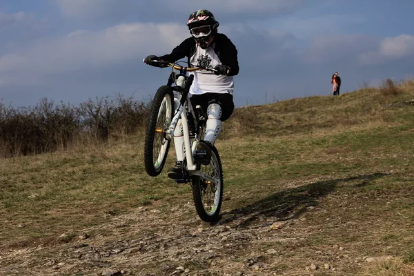 Homem montando uma bicicleta de montanha estilo downhill — Fotografia de Stock