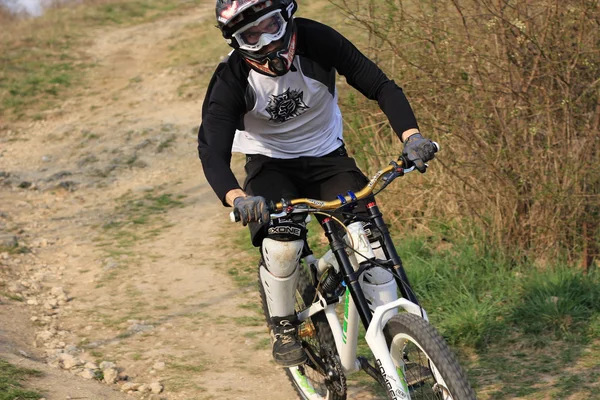 Homem montando uma bicicleta de montanha estilo downhill — Fotografia de Stock