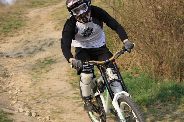 Man rijden een berg fiets bergaf stijl — Stockfoto