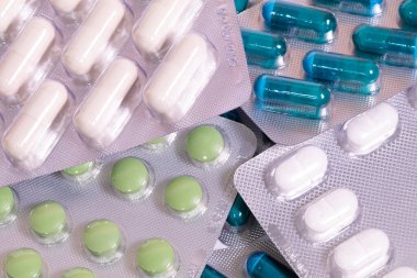 Farklı haplar, tablet kabarcıkları ve kapsüller. Eczacılık konsepti.