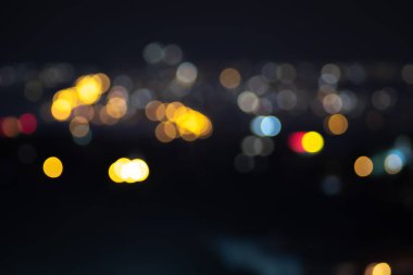 Gece şehir geçmişi bulanıklaştı. Geceleri Bokeh City ışıklarının etrafında. Gece şehrin bulanık fotoğrafı.