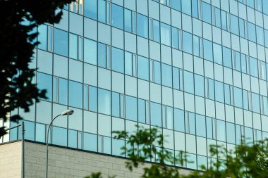 Modern ofis iş merkezi. Şehir parkı. Modern tasarım ofis binaları.