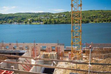 İnşaat alanında çalışanlar. İnşaat alanında büyük bir konut inşaatı için çelik kiriş. Mavi gökyüzü.