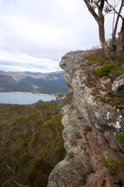 Avustralya 'daki Grampians Ulusal Parkı' ndaki dağlık bir patikadan bir göl manzarası.