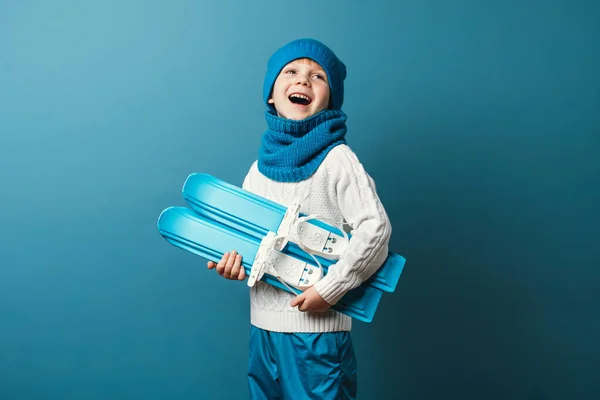 Niño Divertido Con Mini Esquís Las Manos Deportes Invierno Concepto —  Fotos de Stock