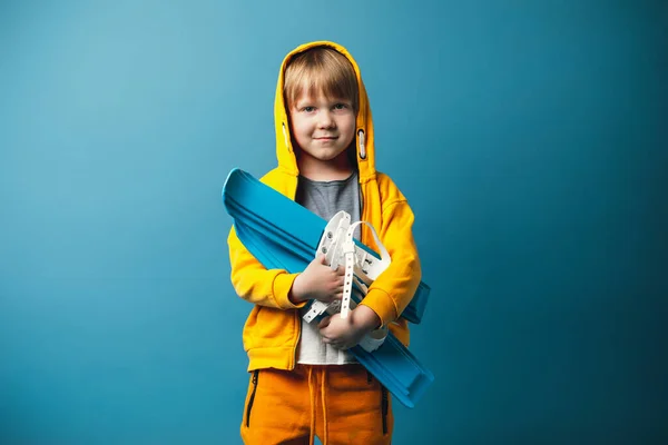 Bambino Felpa Gialla Con Gli Sci Mano Bambini Tempo Libero — Foto Stock