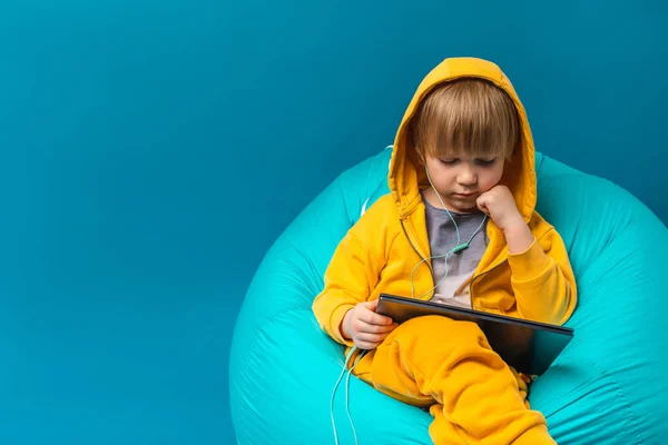 Dětský Koncept Volného Času Digitální Technologické Dětství Dítě Sleduje Notebook — Stock fotografie