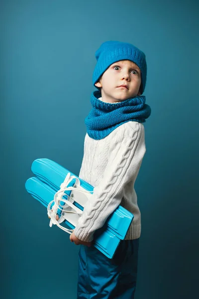 一个手拿着滑雪板的奇怪的孩子 儿童娱乐和体育概念 垂直射击 — 图库照片