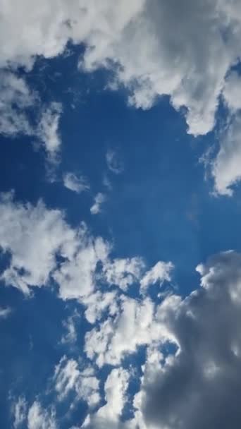 Vertikal Video Dengan Cepat Bergerak Keriting Putih Awan Langit Biru — Stok Video