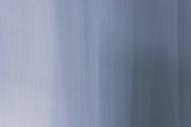 Soyut açık gri gradyan arkaplan, ışınların dikey çizgileri. Mesajın için yer aç. Arkaplan.