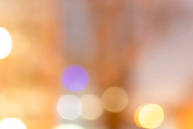 Şehir ışıklarının bulanık turuncu arka planında çok renkli bokeh.
