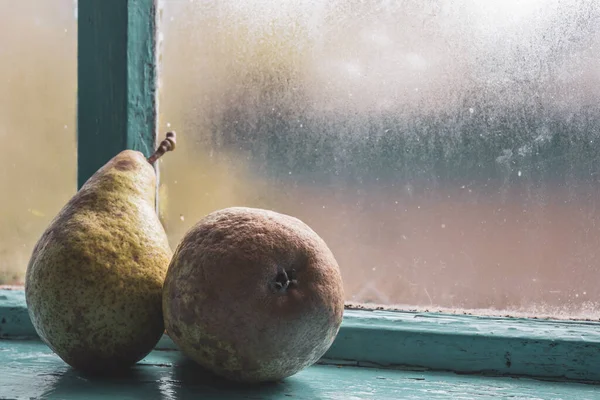 Dos Peras Grandes Después Cosecha Otoño Una Vieja Ventana Azul — Foto de Stock