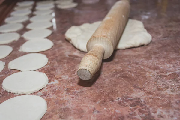 Massa Farinha Abaixo Rolo Madeira Uma Bancada Cozinha Mármore Preparações — Fotografia de Stock