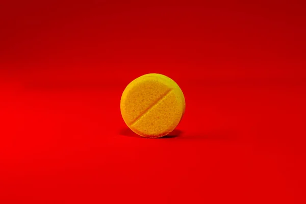 Κίτρινο Ένα Χάπι Έντονο Κόκκινο Φόντο Θέση Για Μήνυμά Σας — Φωτογραφία Αρχείου