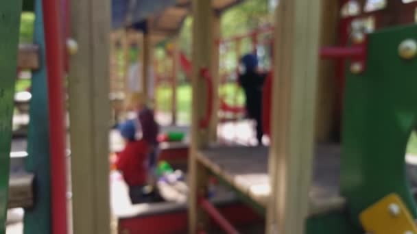 Oyun Bahçesinde Oynayan Çocuklar Bulanık Odak — Stok video