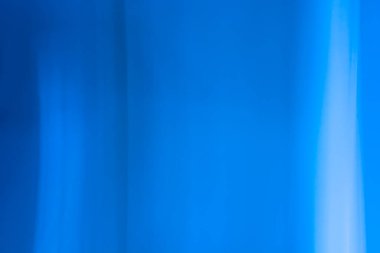 Mavi tonlu, gölgeli, dikey çizgiler ve dalgalı soyut arkaplan afişi. Yumuşak bir eğimle arkaplan.