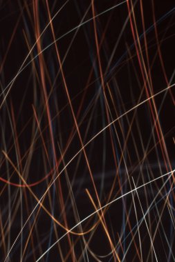 Şenlikli çelenklerin bulanık ışığı. Arkaplan. Çok renkli satırlara sahip dikey arkaplan.