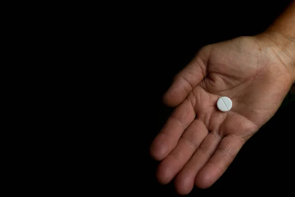 Λευκό Χάπι Στην Ανοιχτή Ρυτιδιασμένη Παλάμη Μιας Γριάς Γυναίκας Αίτηση — Φωτογραφία Αρχείου